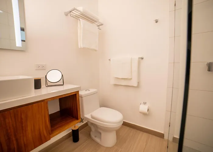 Modern 3 Blocks Away From The Marina King Bed And Pool Apartment
