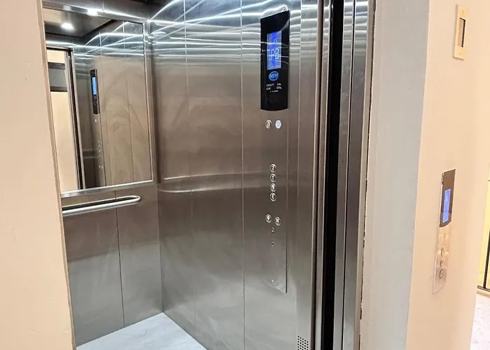 Modern 3 Blocks Away From The Marina King Bed And Pool Apartment *