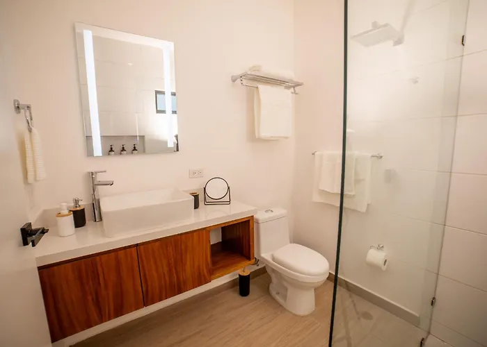 Modern 3 Blocks Away From The Marina King Bed And Pool Apartment